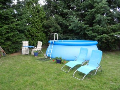 Gartenpool mit Sonnenliegen